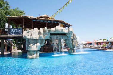 Kafe ve yüzme havuzu deniz kenarında, Golden Sands, Varna ili, Bulgaristan.