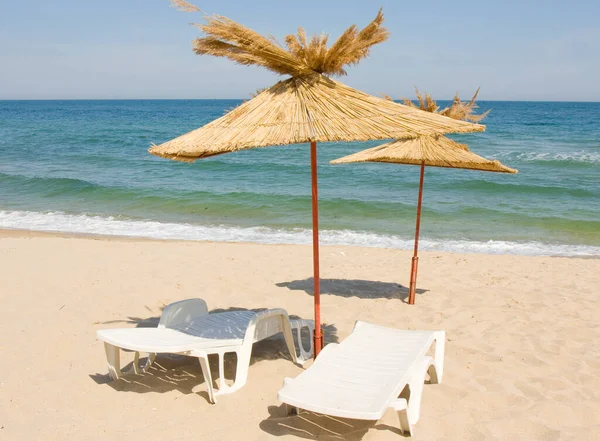 Seascape Exotic Straw Beach Umbrellas White Chaise Longes Sandy Beach — Stock Photo, Image