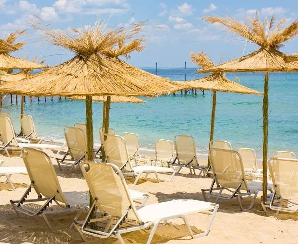 Mare Con Ombrelloni Esotici Paglia Chaise Longue Sulla Spiaggia Sabbiosa — Foto Stock