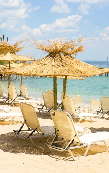 Ombrelloni Esotici Paglia Chaise Longue Sulla Spiaggia Sabbiosa Vicino Mare — Foto Stock