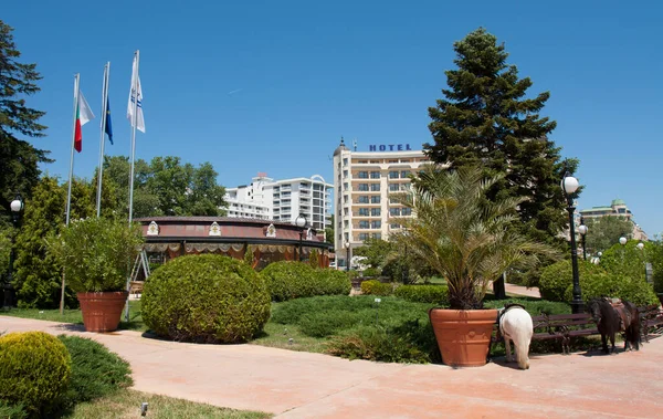 Sea promenade and hotel Admiral, Golden Sands resort, Bulgaria — Stock Photo, Image