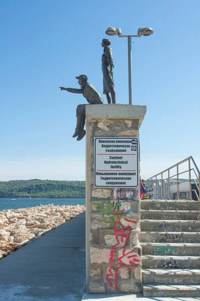 Varna Bulgaria 2019年5月04日 ブルガリアのバルナ港の海で船を見る若い男と女の彫刻 — ストック写真