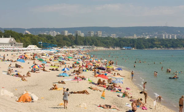 Varna Bulgaria Agosto 2015 Gente Riposa Sulla Spiaggia Cittadina Sul — Foto Stock