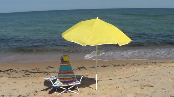 Guarda Chuva Praia Cama Praia Mar — Vídeo de Stock