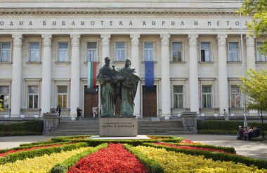 SOFIA, BULGARIA - ECTOBER 06, 2017: Saints Kirill ve Methodius anıtı ve Ulusal Kütüphane. Anıt 1973 'te inşa edildi, kütüphane 1978' de kuruldu, bina 1952 'de inşa edildi..