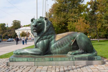 SOFYA, BULGARIA - 06 Ekim 2017: Alexander Nevsky Meydanı yakınlarındaki Alexander Nevsky Katedrali 'nde aslan heykeli, Aziz Sofya Kilisesi ve Bulgaristan' ın özgürlüğü için asker anıtı öldü.
