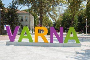 Bulgaristan 'ın başkenti Varna' daki Azizler Kirill ve Mefody Meydanı 'nda yer alan mektuplar