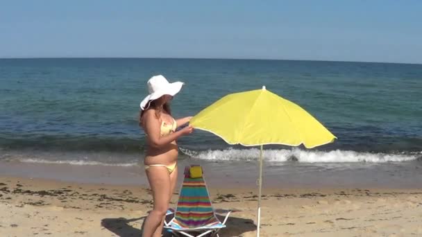 Mujer Playa Con Sombrilla Amarilla — Vídeos de Stock