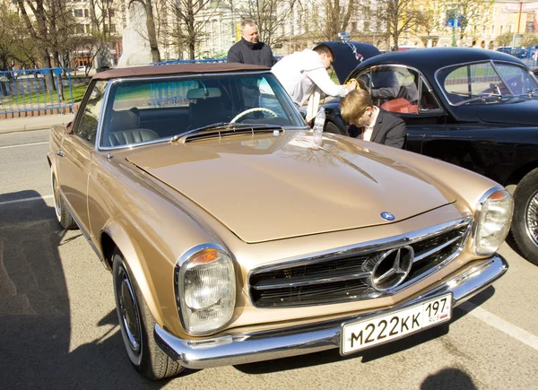 Retro mercedes benz — Stok fotoğraf