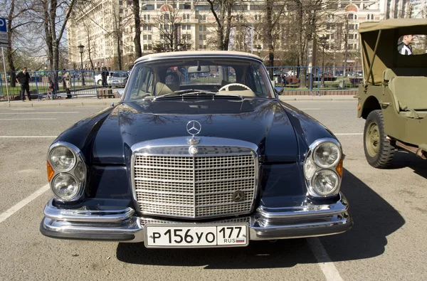 Coche retro Mercedes Benz —  Fotos de Stock