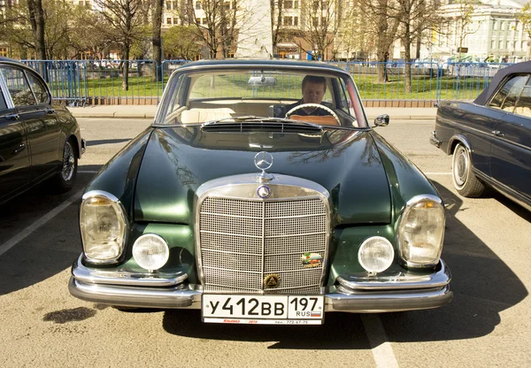 Retro mercedes benz — Zdjęcie stockowe