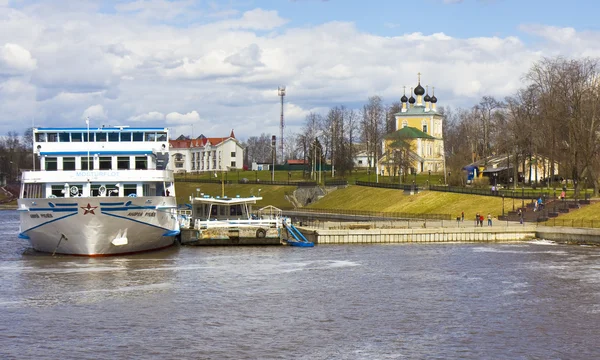 Výletní loď ve městě Uglich, Rusko — Stock fotografie