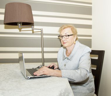 Not Defteri ile yaşlı bayan