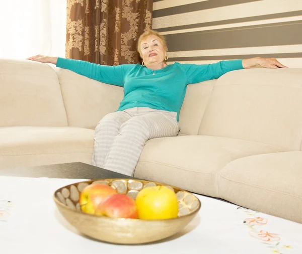 Lady in agies at home with apples — Stock Photo, Image