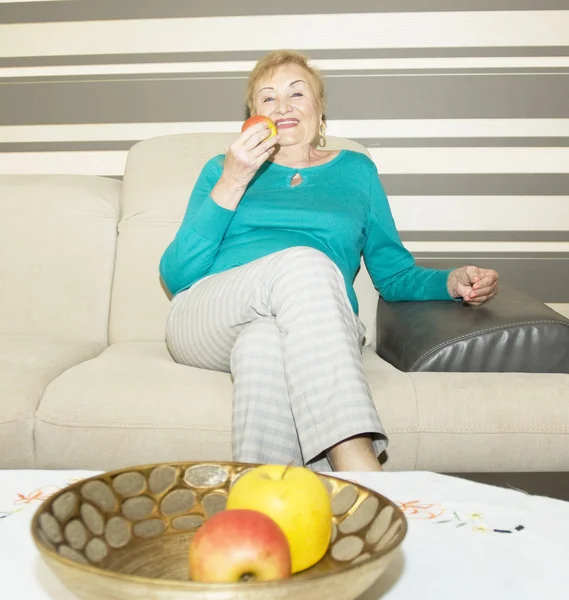 Lady with apples — Stock Photo, Image