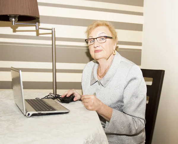 Elderly lady with notebook. — Stock Photo, Image