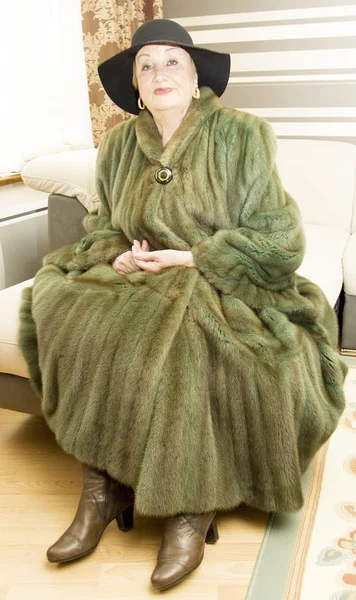 Vizon kürk manto Bayan — Stok fotoğraf