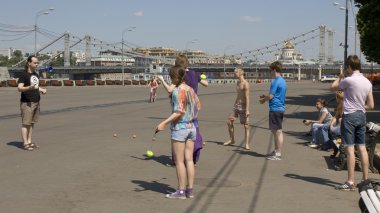 Moskova, Gorki Parkı莫斯科-2014 年 5 月 23 日: 勤和市游客休息在高尔基公园在夏天。公园位于城市中心成立于 1928 年，由俄罗斯著名作家马克西姆命名 1932 年高尔基