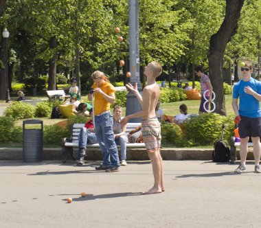 Moskova, Gorki Parkı莫斯科-2014 年 5 月 23 日: 勤和市游客休息在高尔基公园在夏天。公园位于城市中心成立于 1928 年，由俄罗斯著名作家马克西姆命名 1932 年高尔基