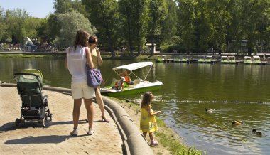 Moskova, Gorki Parkı莫斯科-2014 年 5 月 23 日: 勤和市游客休息在高尔基公园在夏天。公园位于城市中心成立于 1928 年，由俄罗斯著名作家马克西姆命名 1932 年高尔基