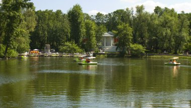 Moskova, Gorki Parkı莫斯科-2014 年 5 月 23 日: 勤和市游客休息在高尔基公园在夏天。公园位于城市中心成立于 1928 年，由俄罗斯著名作家马克西姆命名 1932 年高尔基