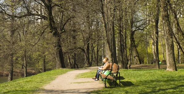 As pessoas descansam no parque Izmaylovky — Fotografia de Stock