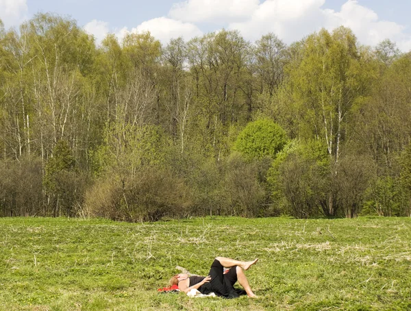 As pessoas descansam no parque Izmaylovky — Fotografia de Stock