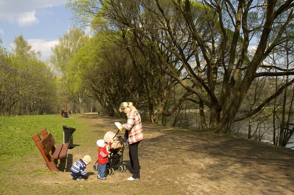 Människor vila i park Izmaylovky — Stockfoto