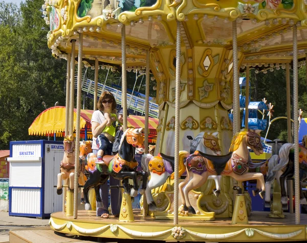 Les gens se reposent dans le parc Izmaylovsky — Photo