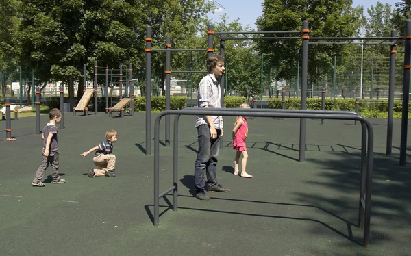 Mensen rusten in park Izmaylovsky — Stockfoto