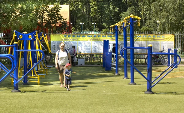 La gente riposa in parco Izmaylovsky — Foto Stock