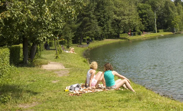 Les gens se reposent dans le parc Izmaylovsky — Photo