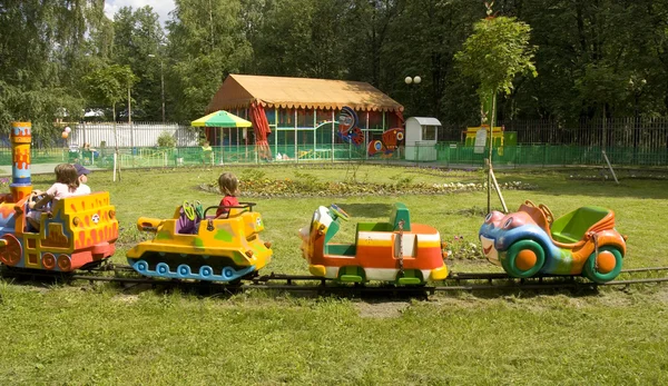 People rest in Izmaylovsky park — Stock Photo, Image