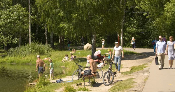 Les gens se reposent dans le parc Izmaylovo — Photo