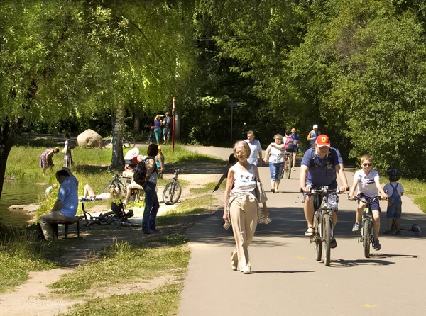 Mensen rusten in park Izmaylovo — Stockfoto