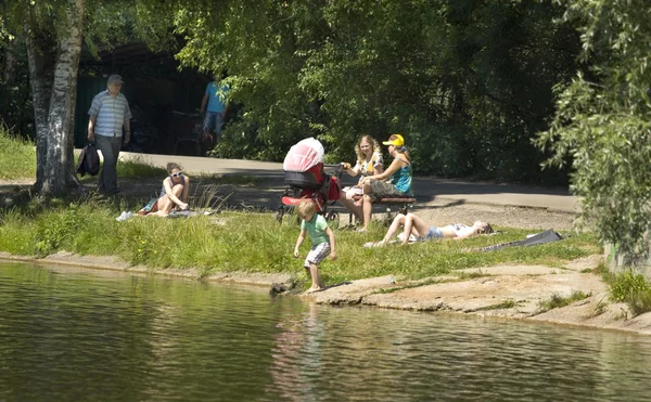 La gente descansa en el parque Izmaylovo — Foto de Stock