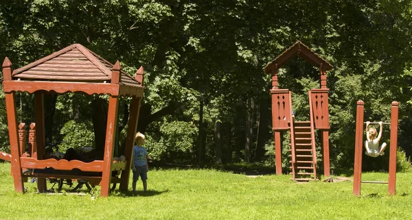 Mensen rusten in park Izmaylovo — Stockfoto