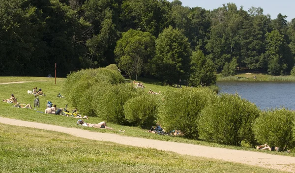 Menschen ruhen sich im Park aus — Stockfoto