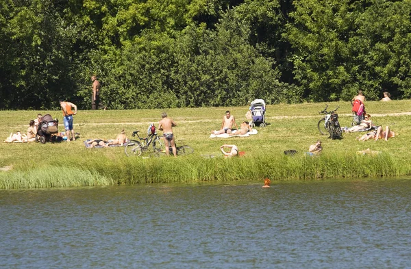 Les gens se reposent dans le parc Izmaylovo — Photo
