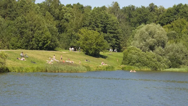 Menschen ruhen sich im Park aus — Stockfoto