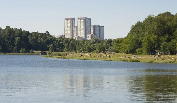 Mensen rusten in park Izmaylovo — Stockfoto