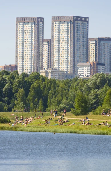 People rest in park Izmaylovo — Stock Photo, Image