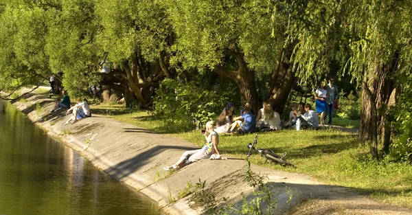 People rest in park Izmaylovo — Stock Photo, Image