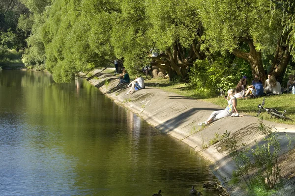 Люди отдыхают в парке Измайлово — стоковое фото