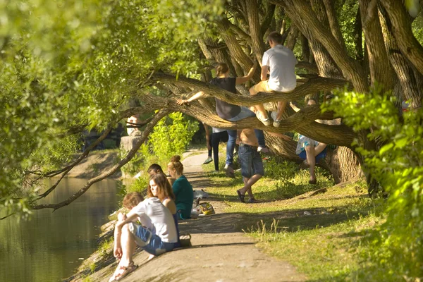 Les gens se reposent dans le parc Izmaylovo — Photo