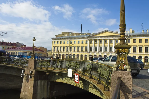 St. petersburg, haus des architekten armani und theaterbrücke — Stockfoto