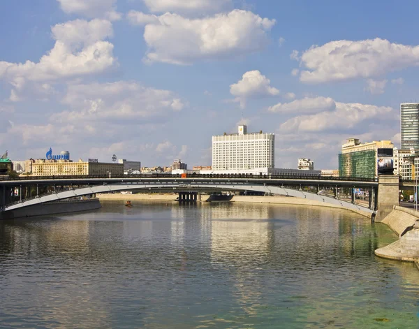 モスクワ、ロシアの建物政府とモスクワ川 — ストック写真