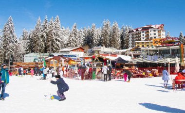 Rodos dağları Pamporovo, Pamporovo, Bulgaristan 'daki kayak beldesi Pamporovo' daki turist, restoran ve oteller.