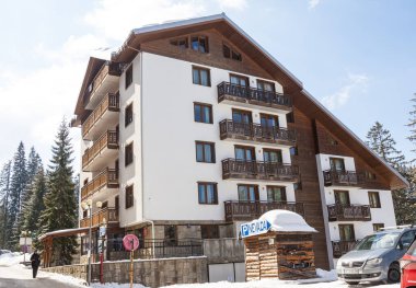 PAMPOROVO, BULGARIA - 23 Şubat 2025: Bulgaristan 'ın Rhodopes dağlarındaki Pamporovo kayak beldesi üzerindeki Nevada Oteli.
