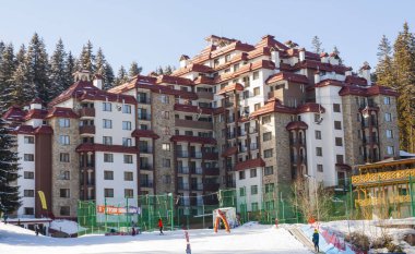 Camelia Oteli ve Bulgaristan, Pamporovo, Bulgaristan 'daki Rodos dağlarındaki Pamporovo kayak beldesinde kayak yapanlar.